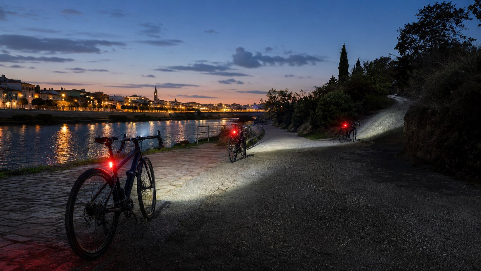 Bicicletas con luces en recorridos urbanos y sin iluminación al anochecer
