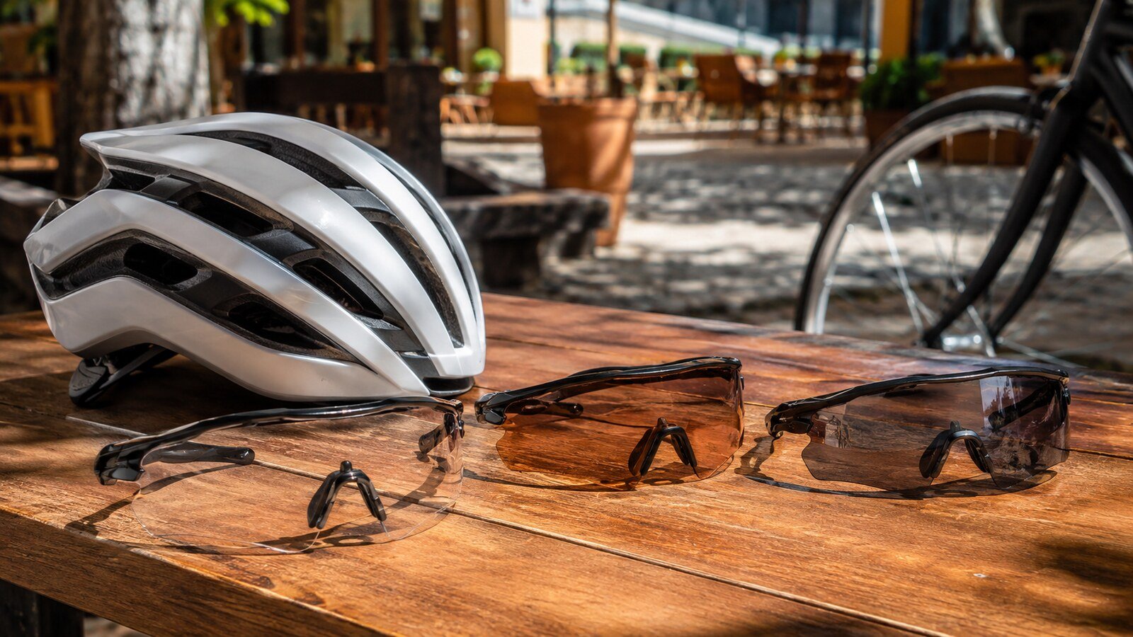 Tres gafas de ciclismo con lentes claras, ámbar y oscuras