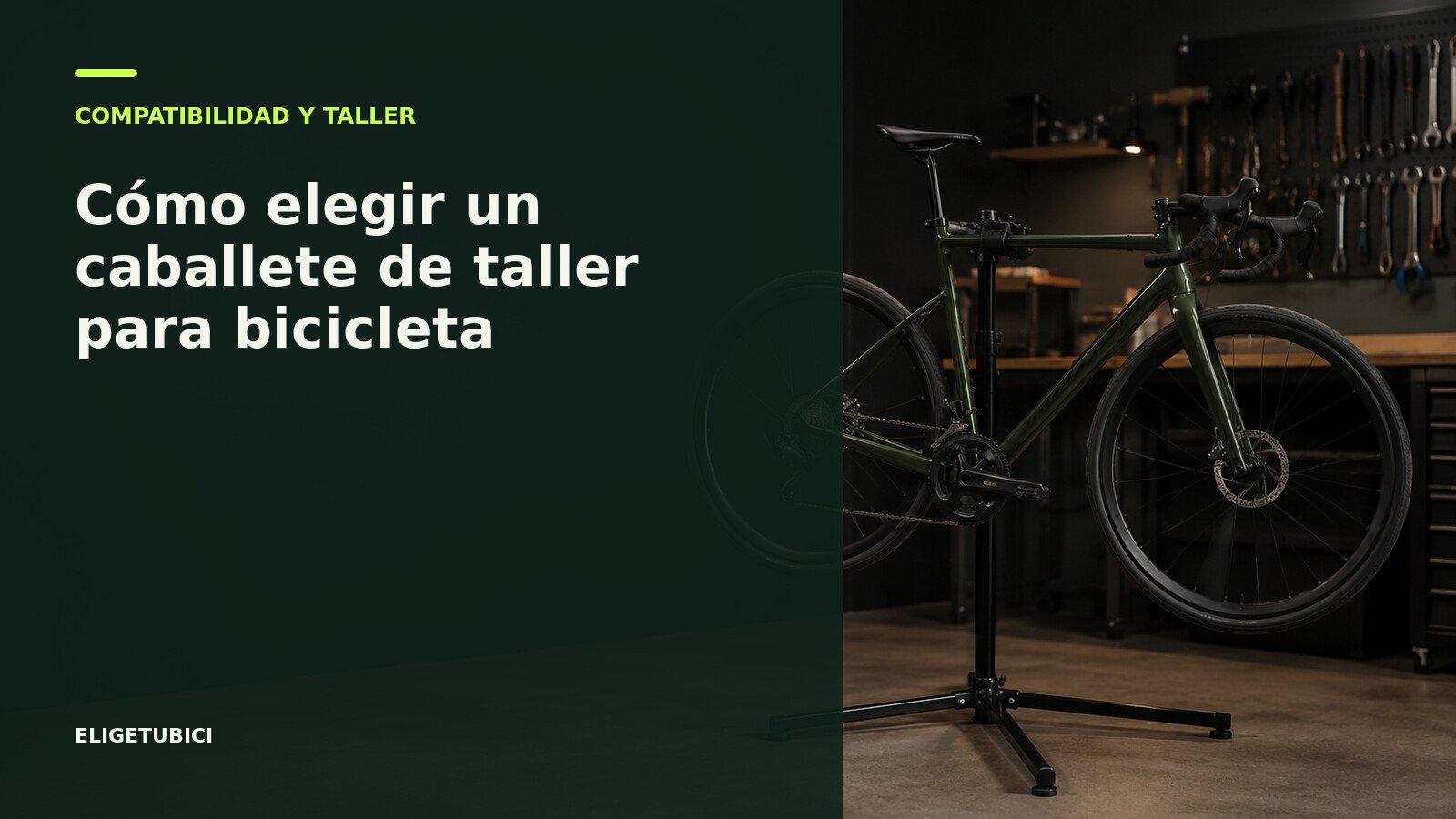 Bicicleta sujeta por la tija en un caballete de taller estable